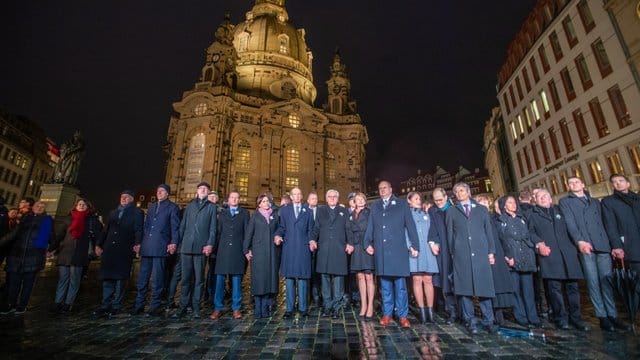 Das Ehepaar Steinmeier bildet gemeinsam mit zahlreichen anderen Teilnehmern eine Menschenkette bei der Gedenkveranstaltung zum 75. Das Ehepaar Steinmeier bildet gemeinsam mit zahlreichen anderen Teilnehmern eine Menschenkette bei der Gedenkveranstaltung zum 75.