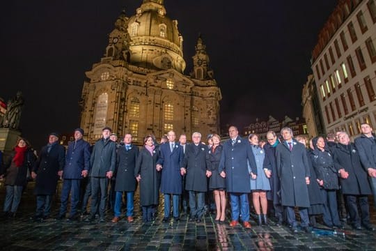 Das Ehepaar Steinmeier bildet gemeinsam mit zahlreichen anderen Teilnehmern eine Menschenkette bei der Gedenkveranstaltung zum 75.