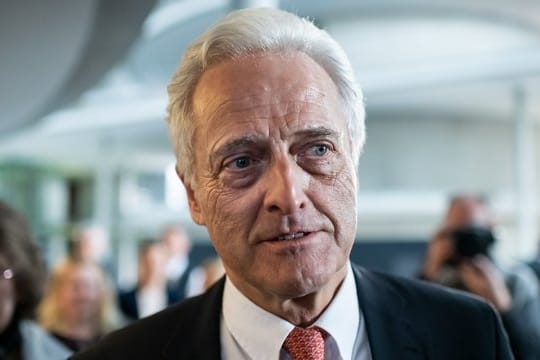 Peter Ramsauer kommt zur Sitzung des Untersuchungsausschusses im Bundestag.