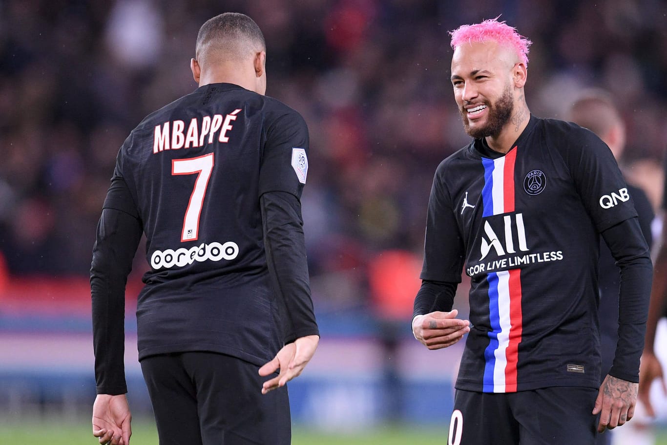 Paradiesvogel mit pinken Haaren: Paris-Star Neymar (hier mit Kylian Mbappé) ist vor dem Duell mit dem BVB angeschlagen.