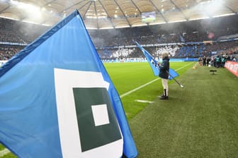 Eine HSV-Fahne: Der Vertrag über die Namensrechte an der HSV-Arena läuft im Sommer aus.