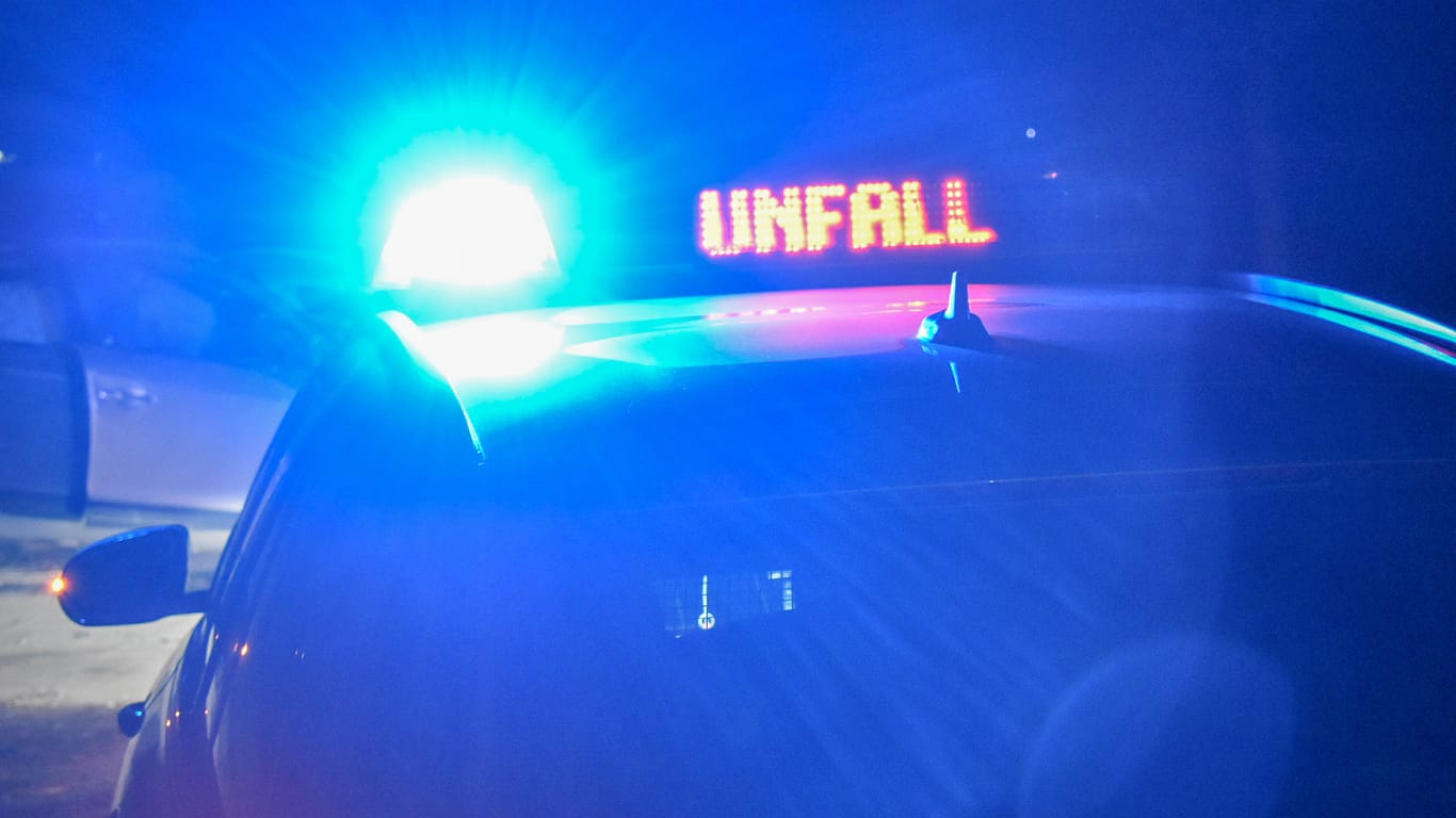 Auf einem Polizeiauto leuchtet das Blaulicht: Die A1 bei Hagen ist nach einem Unfall gesperrt.