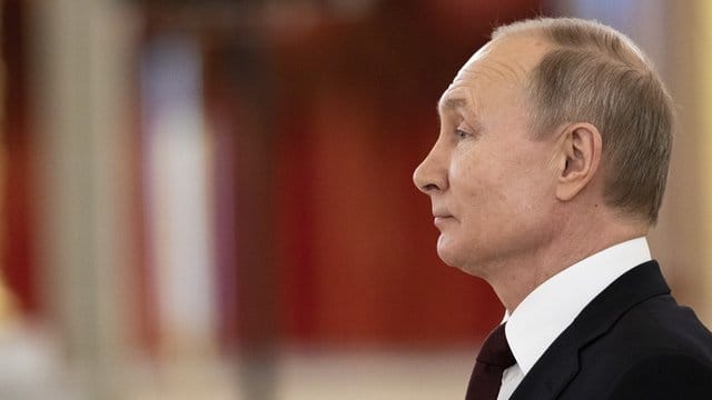 Die meisten Russen glauben, dass Wladimir Putin die Verfassungsänderung deshalb anstößt, um sich über 2024 hinaus an der Macht zu halten. Die meisten Russen glauben, dass Wladimir Putin die Verfassungsänderung deshalb anstößt, um sich über 2024 hinaus an der Macht zu halten.