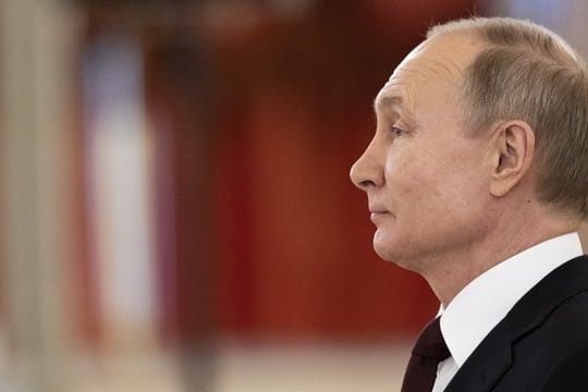 Die meisten Russen glauben, dass Wladimir Putin die Verfassungsänderung deshalb anstößt, um sich über 2024 hinaus an der Macht zu halten.