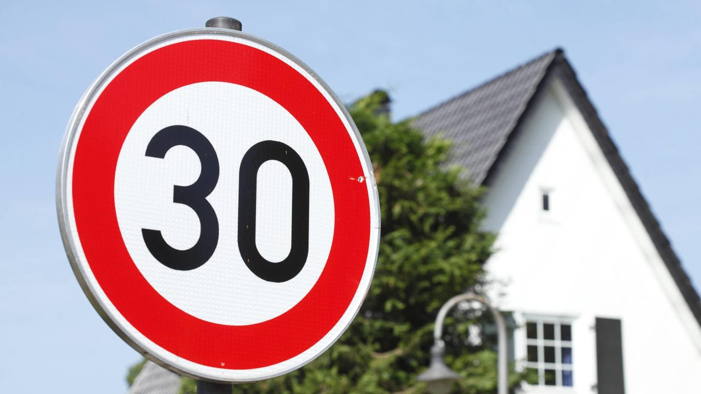Verkehrsschild Tempo-30-Zone(Symbolbild): Der Stadtrat hat ein Tempo-30-Limit für die Mainzer Innenstadt beschlossen.