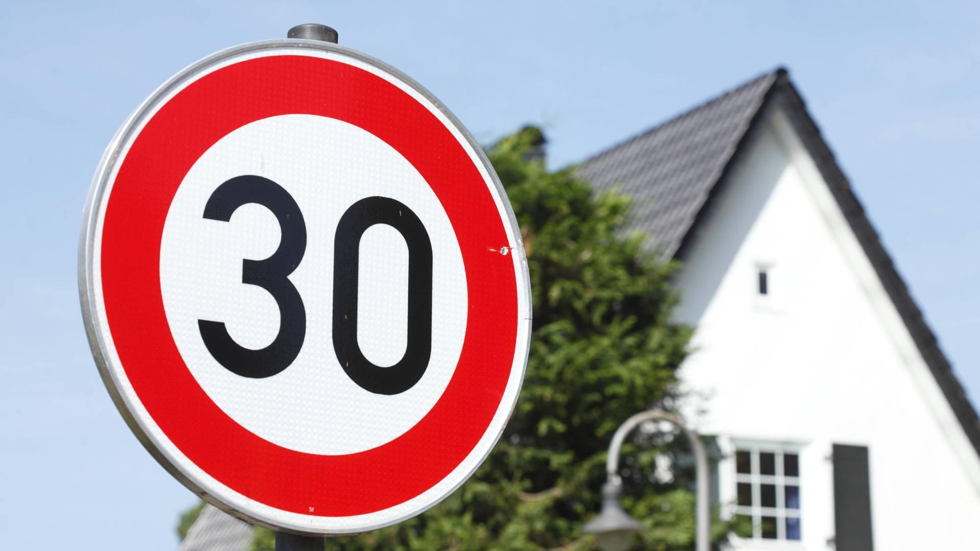 Verkehrsschild Tempo-30-Zone(Symbolbild): Der Stadtrat hat ein Tempo-30-Limit für die Mainzer Innenstadt beschlossen. Verkehrsschild Tempo-30-Zone(Symbolbild): Der Stadtrat hat ein Tempo-30-Limit für die Mainzer Innenstadt beschlossen.