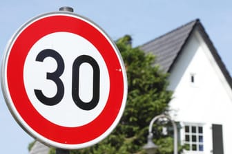 Verkehrsschild Tempo-30-Zone(Symbolbild): Der Stadtrat hat ein Tempo-30-Limit für die Mainzer Innenstadt beschlossen.