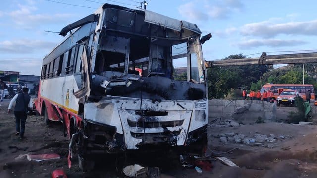 Bereits Ende Januar diesen Jahres wurden mehr als 25 Menschen bei einem Busunfall im indischen Nashik geötet. Bereits Ende Januar diesen Jahres wurden mehr als 25 Menschen bei einem Busunfall im indischen Nashik geötet.