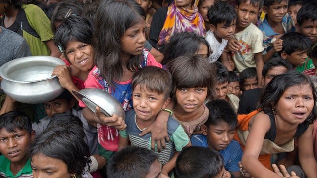 Im Flüchtlingslager in Bangladesch: Kinder der muslimischen Rohingya-Minderheit warten auf Essensrationen. Im Flüchtlingslager in Bangladesch: Kinder der muslimischen Rohingya-Minderheit warten auf Essensrationen.
