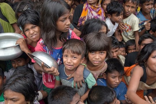 Im Flüchtlingslager in Bangladesch: Kinder der muslimischen Rohingya-Minderheit warten auf Essensrationen.