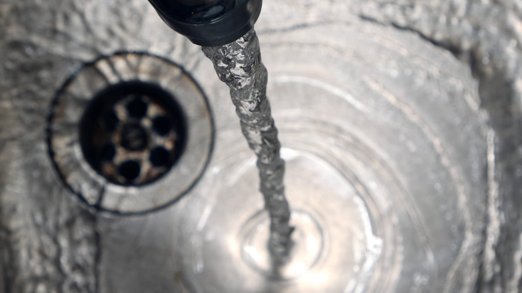 Trinkwasser spielt im Alltag eine wichtige Rolle: In Krefeld wurden Bakterien nachgewiesen.