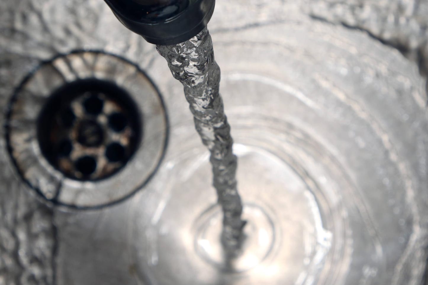 Trinkwasser spielt im Alltag eine wichtige Rolle: In Krefeld wurden Bakterien nachgewiesen.