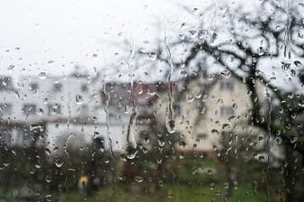 Heftiger Regen dank Orkantief "Sabine": Starke Winde können Niederschläge durch eigentlich sonst dichte Stellen ins Haus pressen.