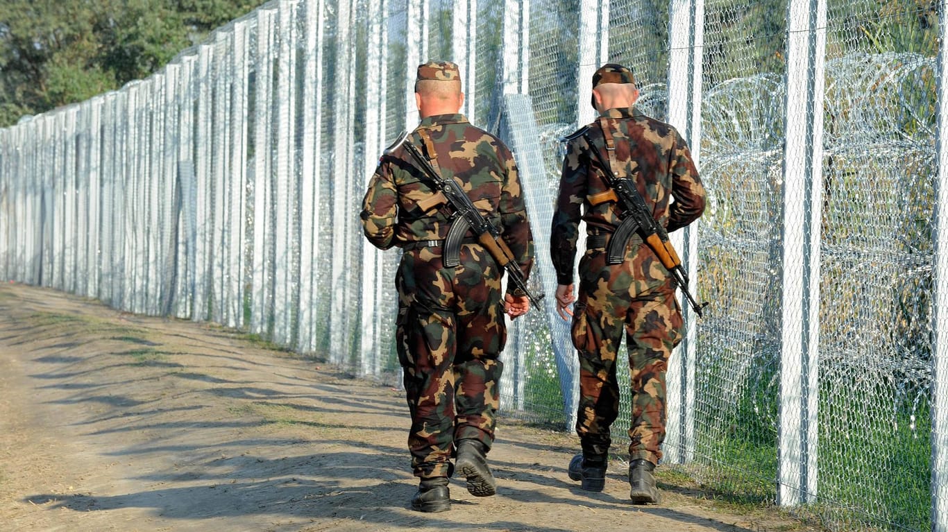 Ungarische Soldaten patrouillieren an einem Grenzzaun: Die Regierung macht es Flüchtlingen immer schwerer überhaupt nur in das Land hereinzukommen.