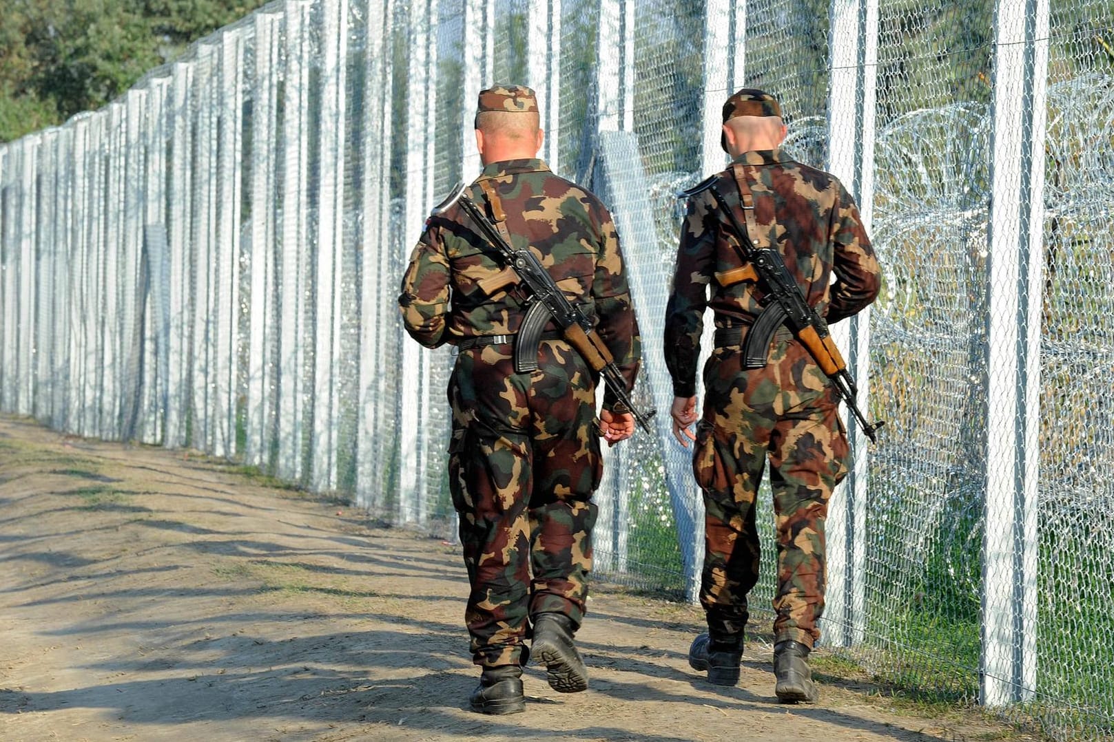 Ungarische Soldaten patrouillieren an einem Grenzzaun: Die Regierung macht es Flüchtlingen immer schwerer überhaupt nur in das Land hereinzukommen.