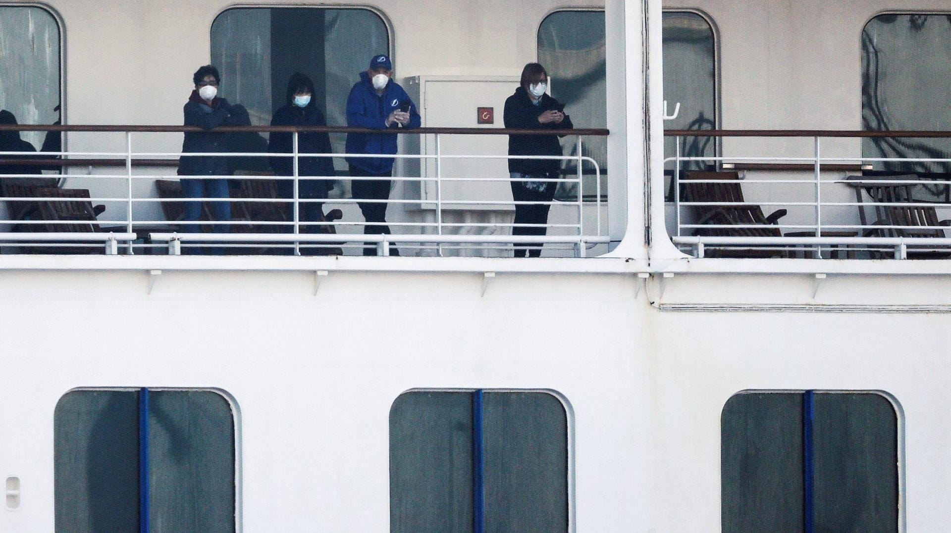 Passagiere mit Masken auf dem Schiff "Diamond Princess": Für einige Menschen in der Quarantäne sei die Situation sehr, sehr belastend, sagt ein Experte.