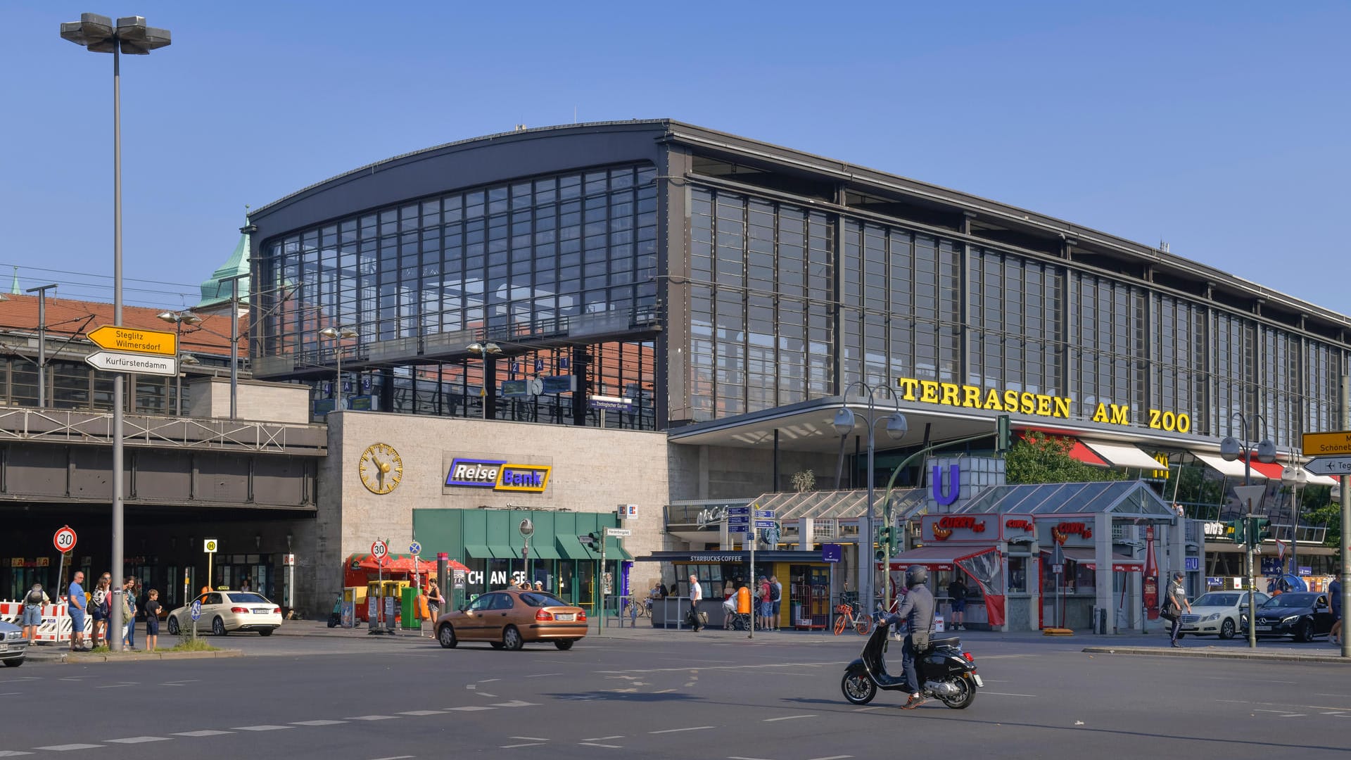 Bahnhof Zoo (Archivbild): Ein Mannschaftswagen der Polizei wurde dort in einen Unfall verwickelt.