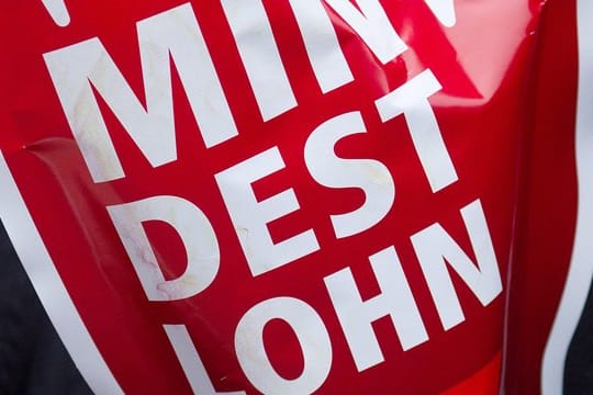 In Deutschland beträgt der Mindestlohn 9,35 Euro.