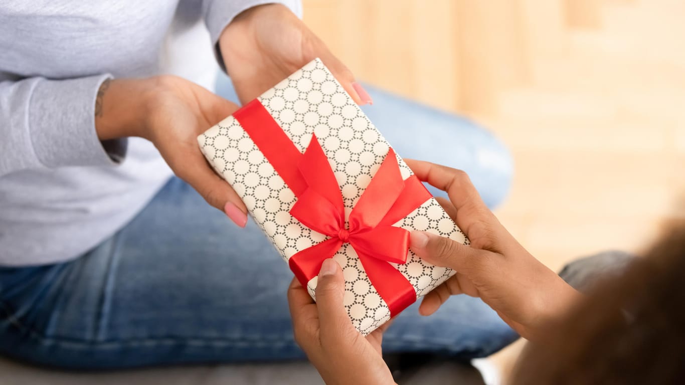 Geschenke: Bei manchen Präsenten sollten Sie laut Aberglauben besonders vorsichtig sein.