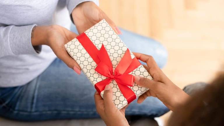Geschenke: Bei manchen Präsenten sollten Sie laut Aberglauben besonders vorsichtig sein.