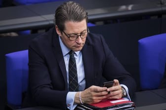 Bundesverkehrsminister Andreas Scheuer, CSU: Nicht nur er interessiert sich für den Inhalt seines Handys.