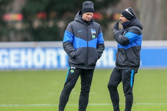 Alexander Nouri (r) und Co-Trainer Markus Feldhoff sollen Hertha BSC vorerst weitertrainieren.