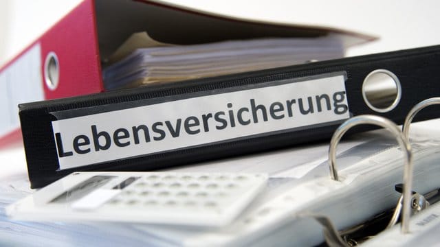 Wer eine Lebensversicherung abschließt, muss mit einer geringen Verzinsung rechnen.