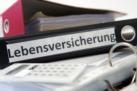 Wer eine Lebensversicherung abschließt, muss mit einer geringen Verzinsung rechnen. Wer eine Lebensversicherung abschließt, muss mit einer geringen Verzinsung rechnen.