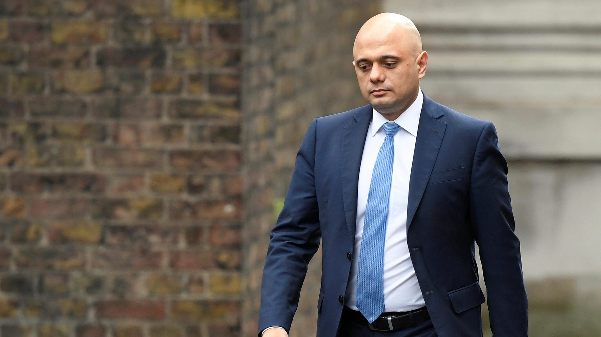 Sajid Javid auf dem Weg in die Downing Street in London: Der pakistanischstämmige Politiker war im letzten Jahr im Rennen um den Parteivorsitz gegen Boris Johnson angetreten.