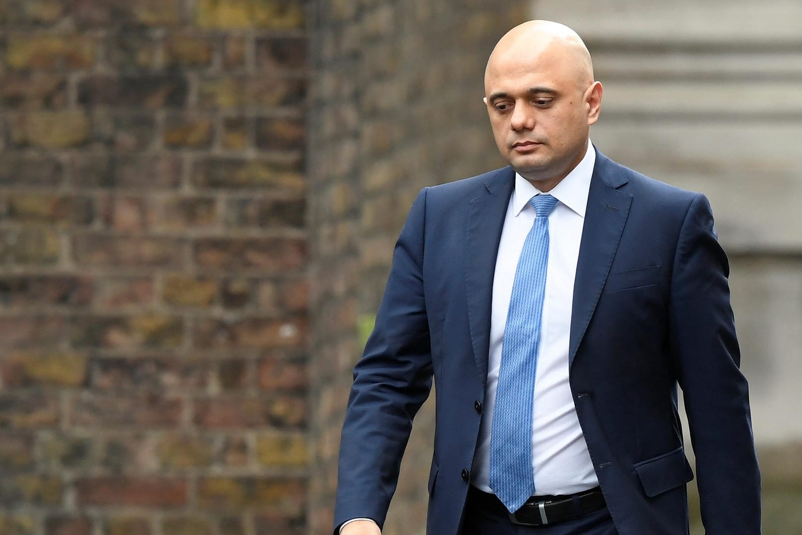 Sajid Javid auf dem Weg in die Downing Street in London: Der pakistanischstämmige Politiker war im letzten Jahr im Rennen um den Parteivorsitz gegen Boris Johnson angetreten.