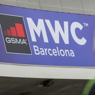 Ein Arbeiter beim Aufbau des Mobile World Congress (MWC) in Barcelona: Die Smartphone-Branche muss eilig umdisponieren.