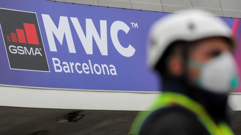 Ein Arbeiter beim Aufbau des Mobile World Congress (MWC) in Barcelona: Die Smartphone-Branche muss eilig umdisponieren.