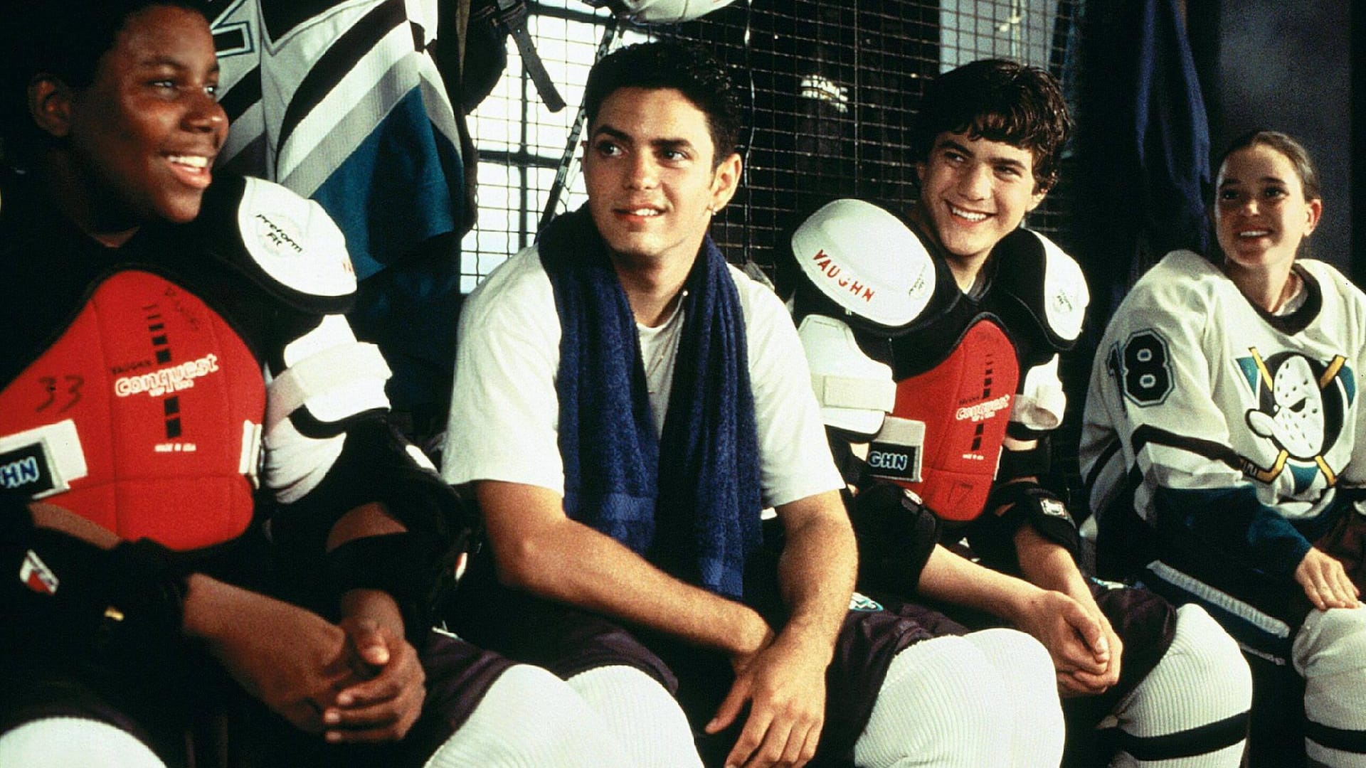 Kenan Thompson, Mike Vitar, Joshua Jackson, Marguerite Moreau: Die "The Mighty Ducks"-Crew aus dem Filmteil von 1996.