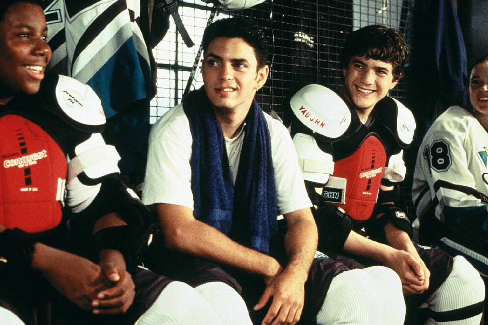 Kenan Thompson, Mike Vitar, Joshua Jackson, Marguerite Moreau: Die "The Mighty Ducks"-Crew aus dem Filmteil von 1996.