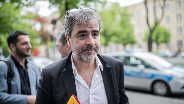 Die Artikel, die Deniz Yücel geschrieben hat, sind ein zentraler Punkt in der Anklageschrift. Die Artikel, die Deniz Yücel geschrieben hat, sind ein zentraler Punkt in der Anklageschrift.