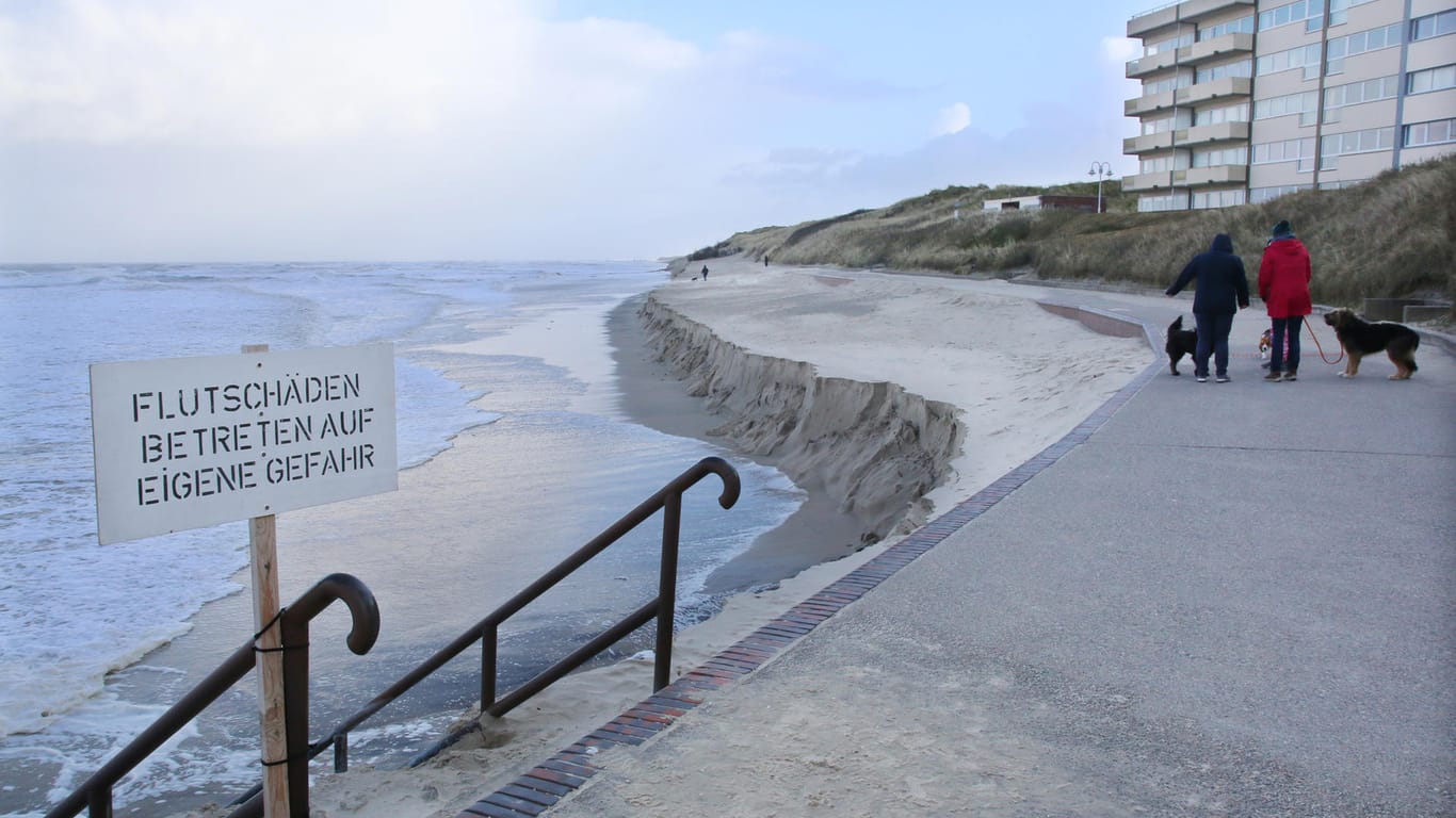 Das was vom Strand auf Wangerooge noch übrig ist: Eine ungewöhnliche Serie von Sturmfluten durch Tief "Sabine" hat große Teile abgetragen.
