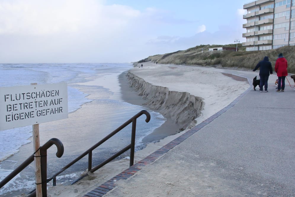 Das was vom Strand auf Wangerooge noch übrig ist: Eine ungewöhnliche Serie von Sturmfluten durch Tief "Sabine" hat große Teile abgetragen.