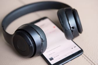 Ein Bluetooth-Kopfhörer: Wer ein von der Sicherheitslücke betroffenes Smartphone besitzt, sollte Bluetooth-Kopfhörer – falls möglich – vorübergehend wieder per Kabel anschließen.