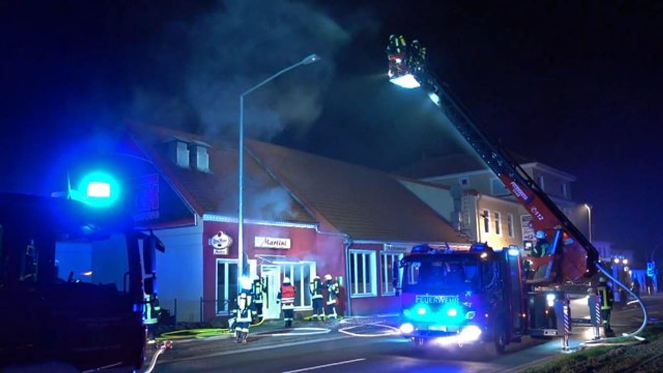 Feuerwehrleute löschen den Brand in dem Restaurant in Syke.