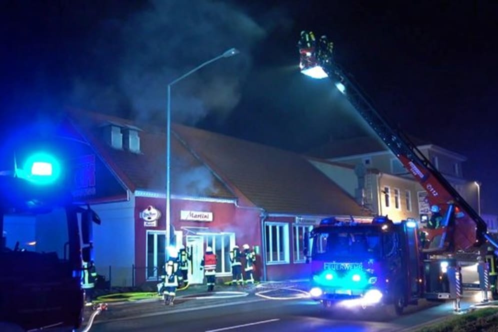Feuerwehrleute löschen den Brand in dem Restaurant in Syke.