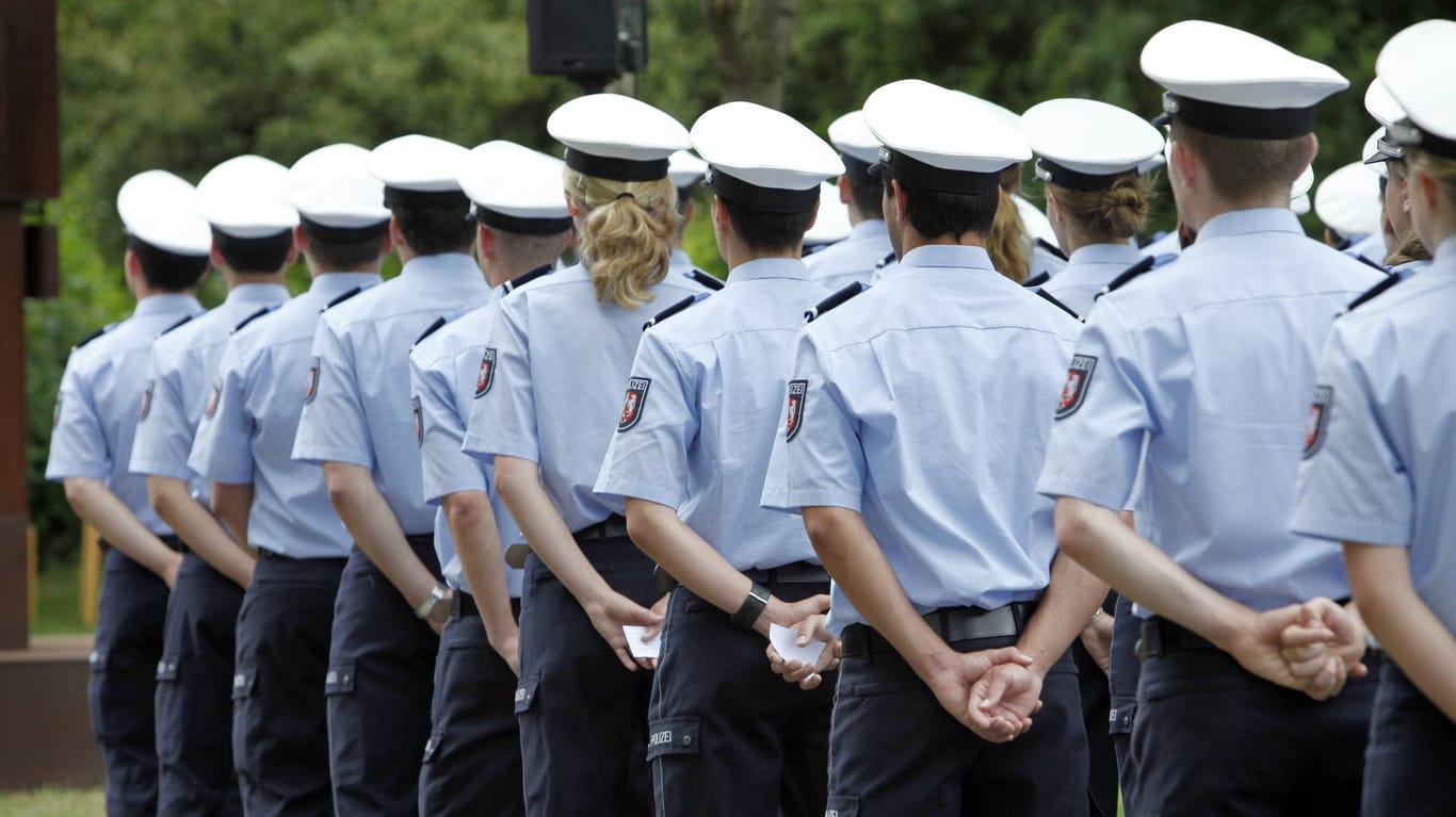 Polizeischüler stehen in Reih und Glied: Die jungen Männer müssen sich jetzt einen neuen Beruf suchen.