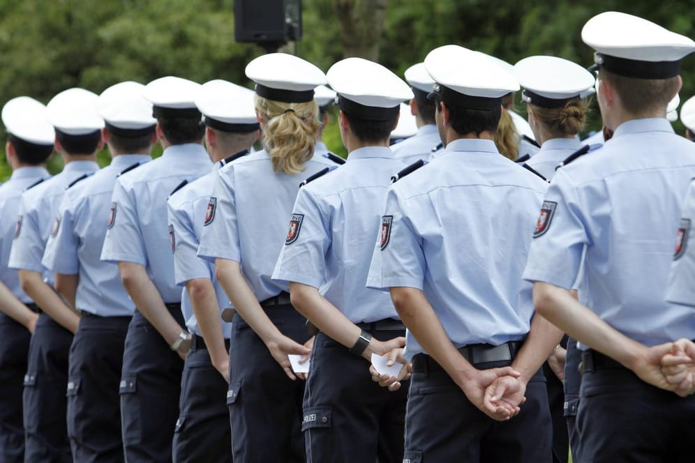 Polizeischüler stehen in Reih und Glied: Die jungen Männer müssen sich jetzt einen neuen Beruf suchen.