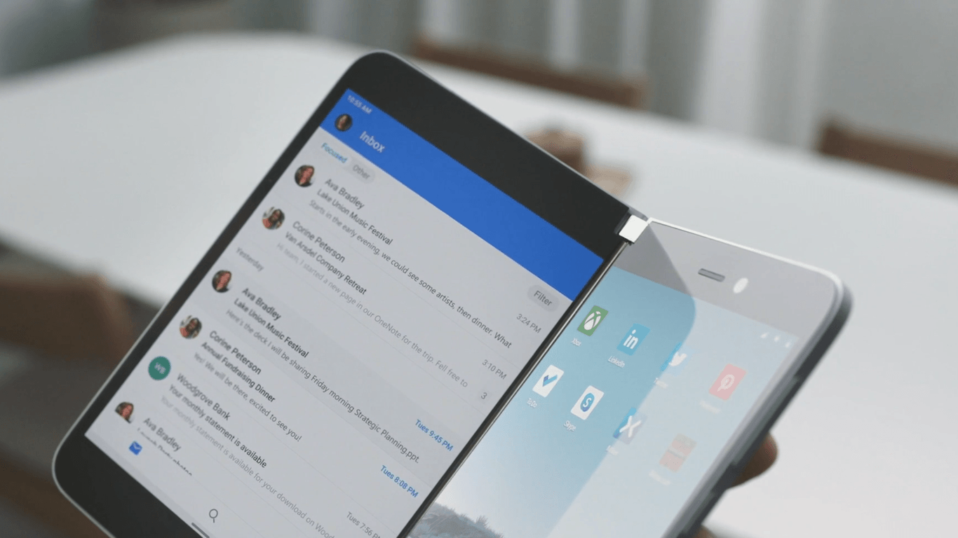 Apps und Outlook sind auf einem Dual-Screen-Smartphone zu sehen: Zwei Bildschirme sollen Usern mehr Möglichkeiten geben.
