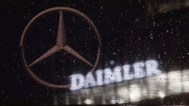 Wegen Brandgefahr holt Mercedes weltweit knapp 300. Wegen Brandgefahr holt Mercedes weltweit knapp 300.