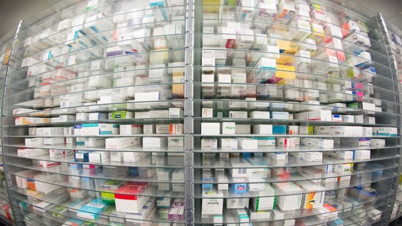 Sollte es zu Lieferschwierigkeiten bei bestimmten preisgünstigen Medikamenten kommen, können Apotheken laut einem neuen Gesetz auch die teureren Arzneimittel mit dem gleichen Wirkstoff ausgeben.