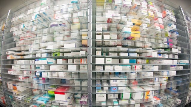 Sollte es zu Lieferschwierigkeiten bei bestimmten preisgünstigen Medikamenten kommen, können Apotheken laut einem neuen Gesetz auch die teureren Arzneimittel mit dem gleichen Wirkstoff ausgeben. Sollte es zu Lieferschwierigkeiten bei bestimmten preisgünstigen Medikamenten kommen, können Apotheken laut einem neuen Gesetz auch die teureren Arzneimittel mit dem gleichen Wirkstoff ausgeben.