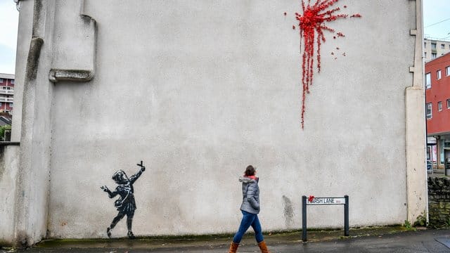 Streetart in Bristol: Das Mädchen mit einer Steinschleuder von Banksy. Streetart in Bristol: Das Mädchen mit einer Steinschleuder von Banksy.