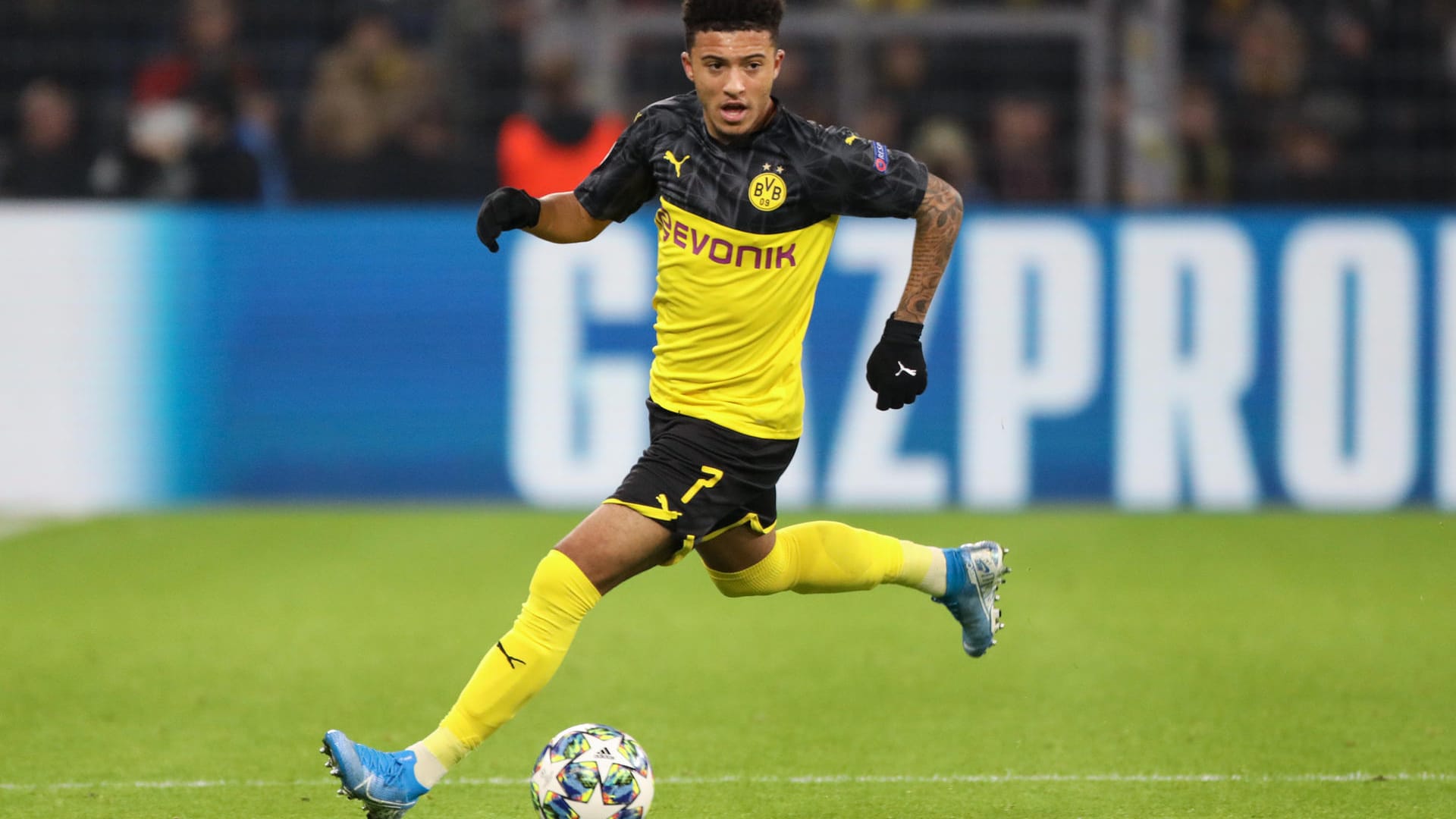 Jaden Sancho am Ball: Der 19-Jährige kam vor zwei Jahren zum BVB und entwickelt sich in Dortmund gut.