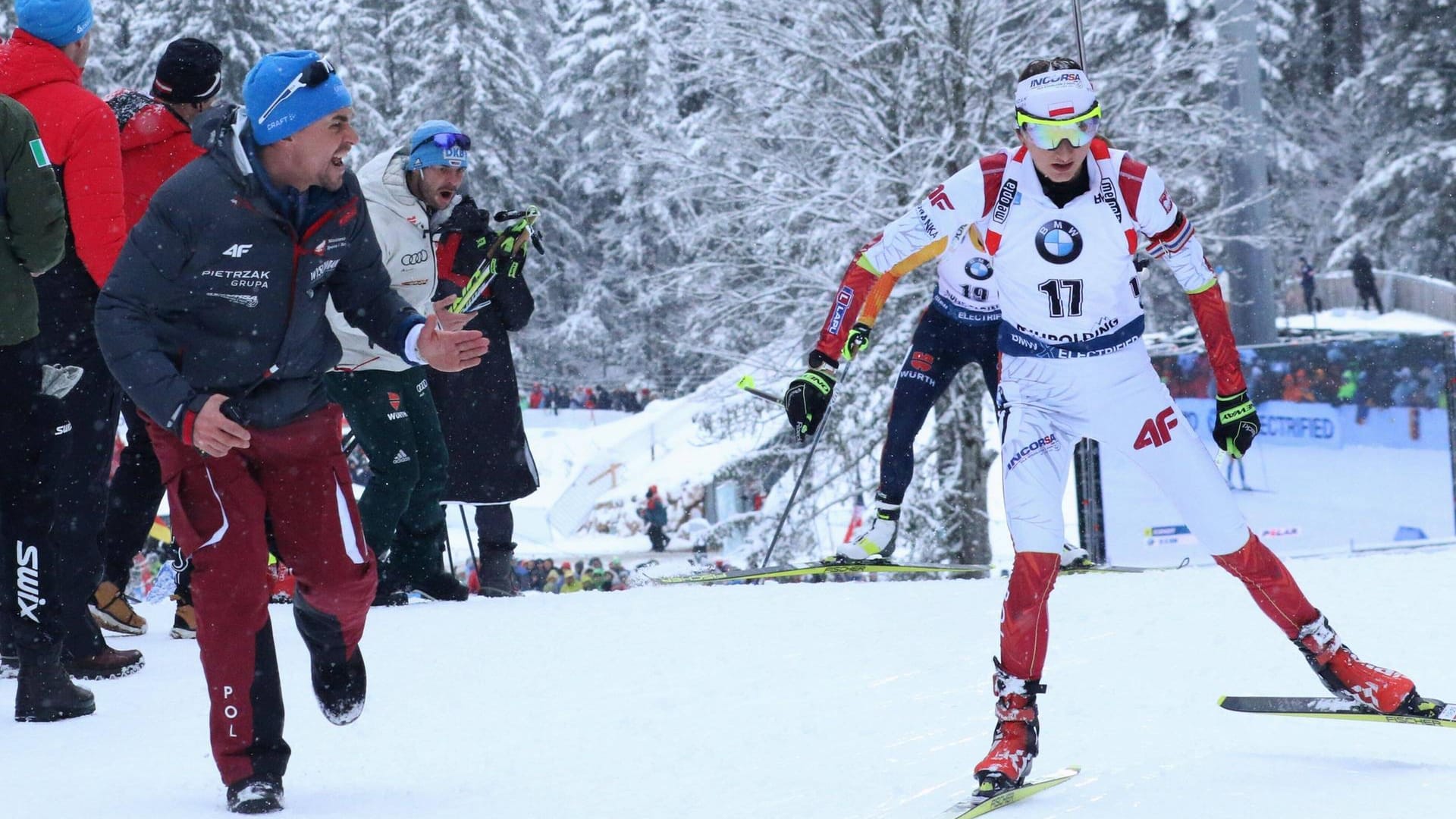 Wie als Aktiver so auch als Trainer: Michael Greis (l.) gibt beim Biathlon immer hundert Prozent. Hier feuert er Monika Hojnisz-Starega lautstark an.