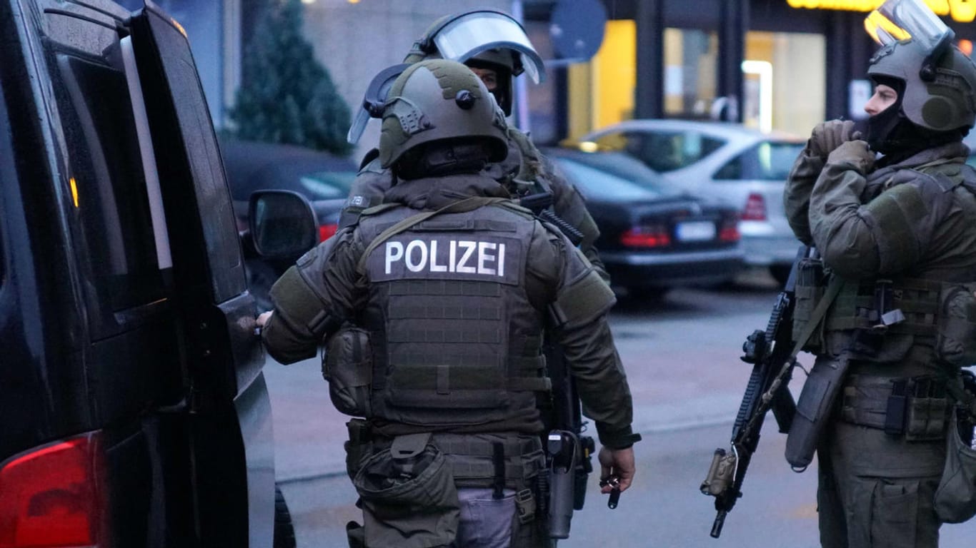 Polizisten eines Spezialeinsatzkommandos in Plochingen: Fünf Menschen sollen an dem Streit beteiligt gewesen sein.